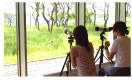 【写真】ウトナイ湖野生鳥獣保護センターの望遠鏡で観察