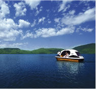 【写真】クッタラ湖にてスワンボートに乗る